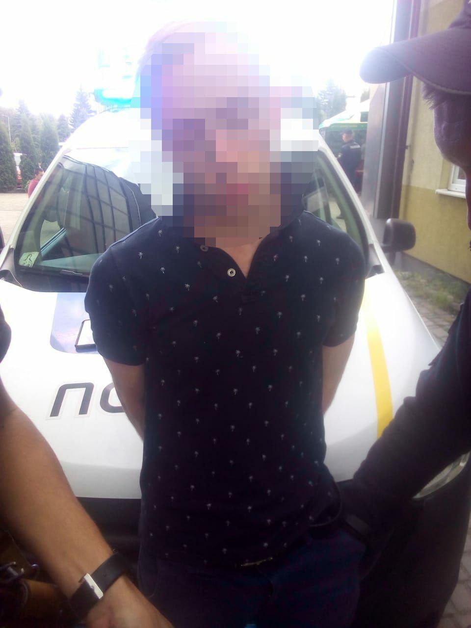 У Червонограді 28-річний молодик погрожував відвідувачам піцерії зброєю