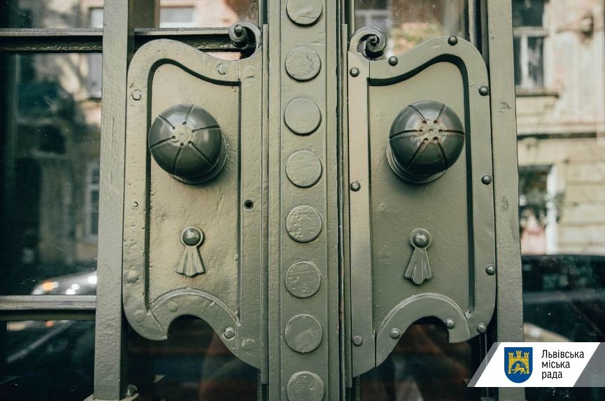У центрі Львова відновили історичні двері на площі Франка, - ФОТО
