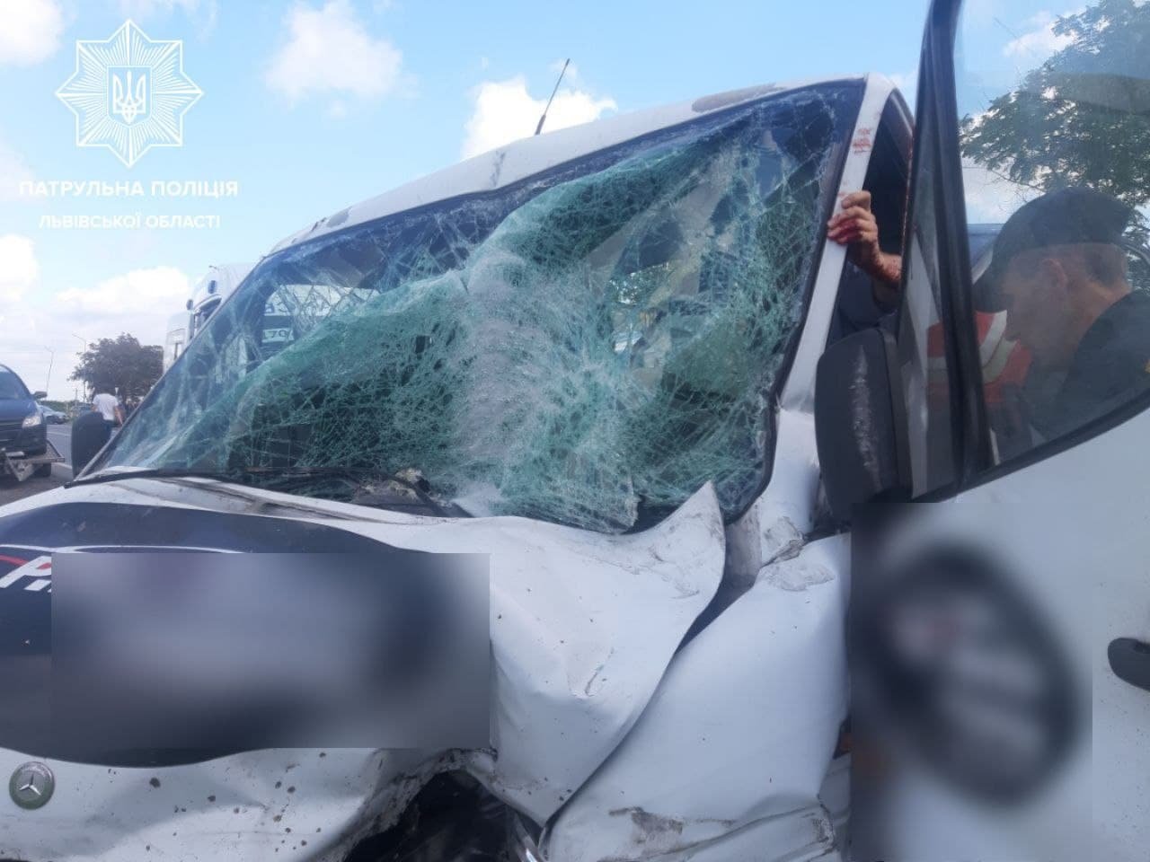 Біля Львова зіткнулися зразу чотири авто та вантажівки: через ДТП ускладнений рух на трасі Київ - Чо..., фото-4, Патрульна поліція Львівської області