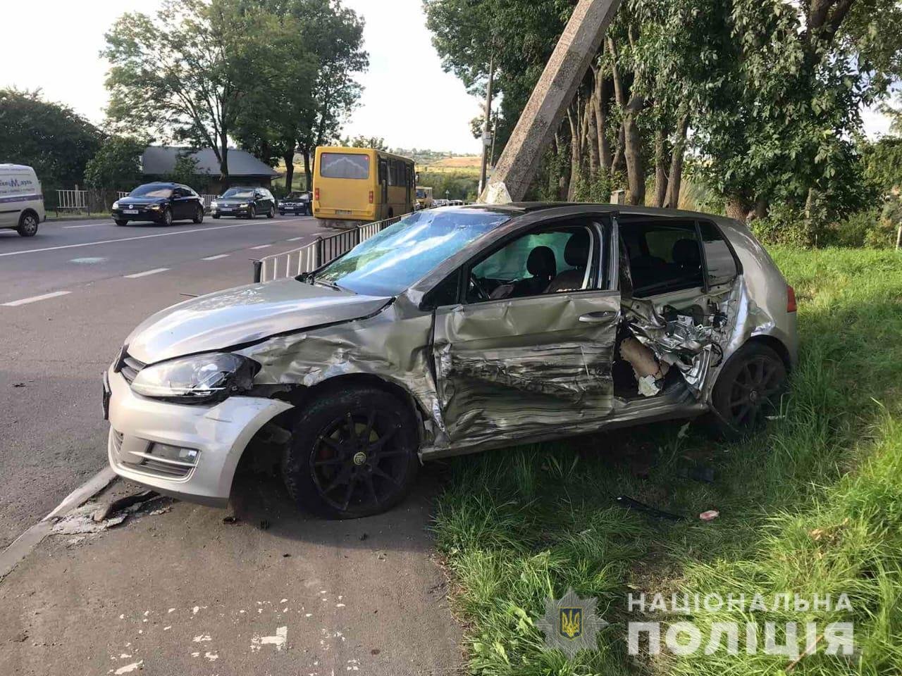 Під Львовом через ДТП авто злетіло з дороги і збило пішохода, - ФОТО