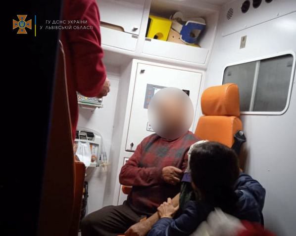 Рятувальники знайшли чоловіка, що заблукав у лісі на Львівщині, Фото - ДСНС