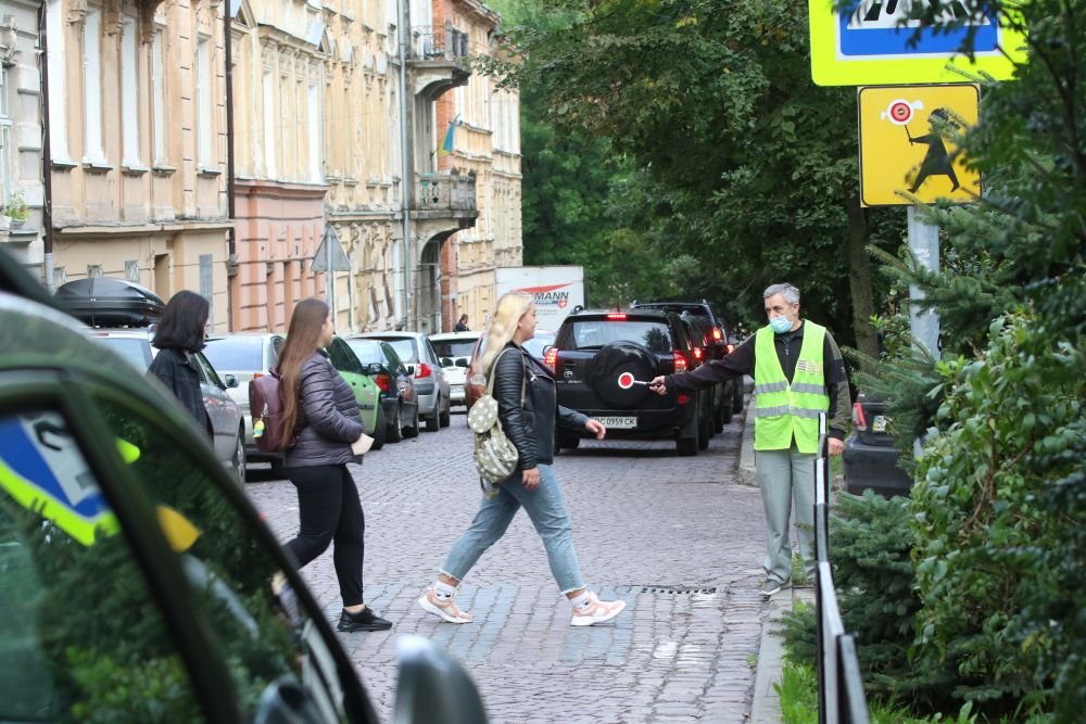 Біля 19 шкіл Львова запрацювали "жовті добродії", які допомагають дітям переходити дорогу