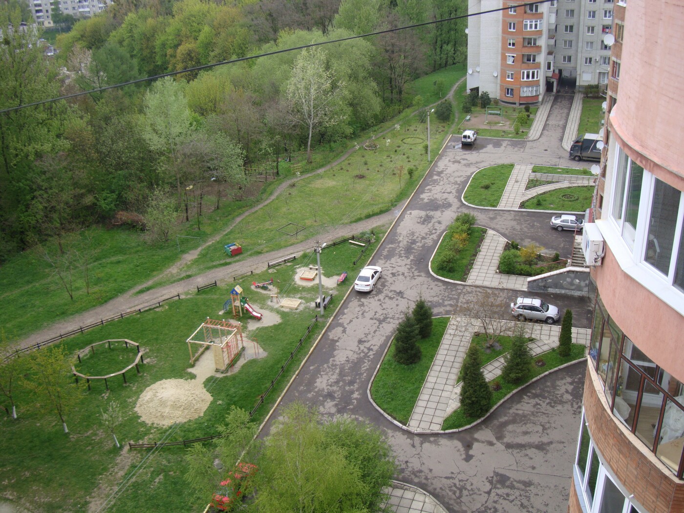 Мешканці взялися облагороджувати територію, Фото: Юрій Волощак