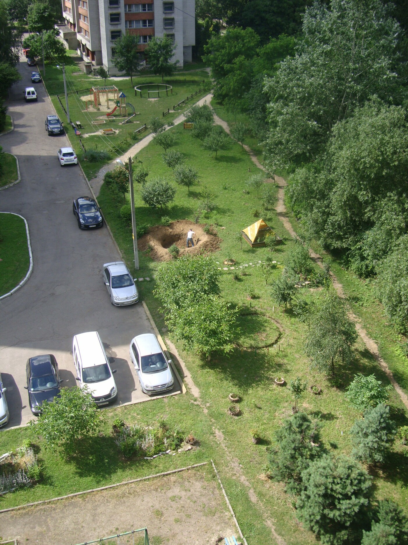 Мешканці взялися облагороджувати територію, Фото: Юрій Волощак