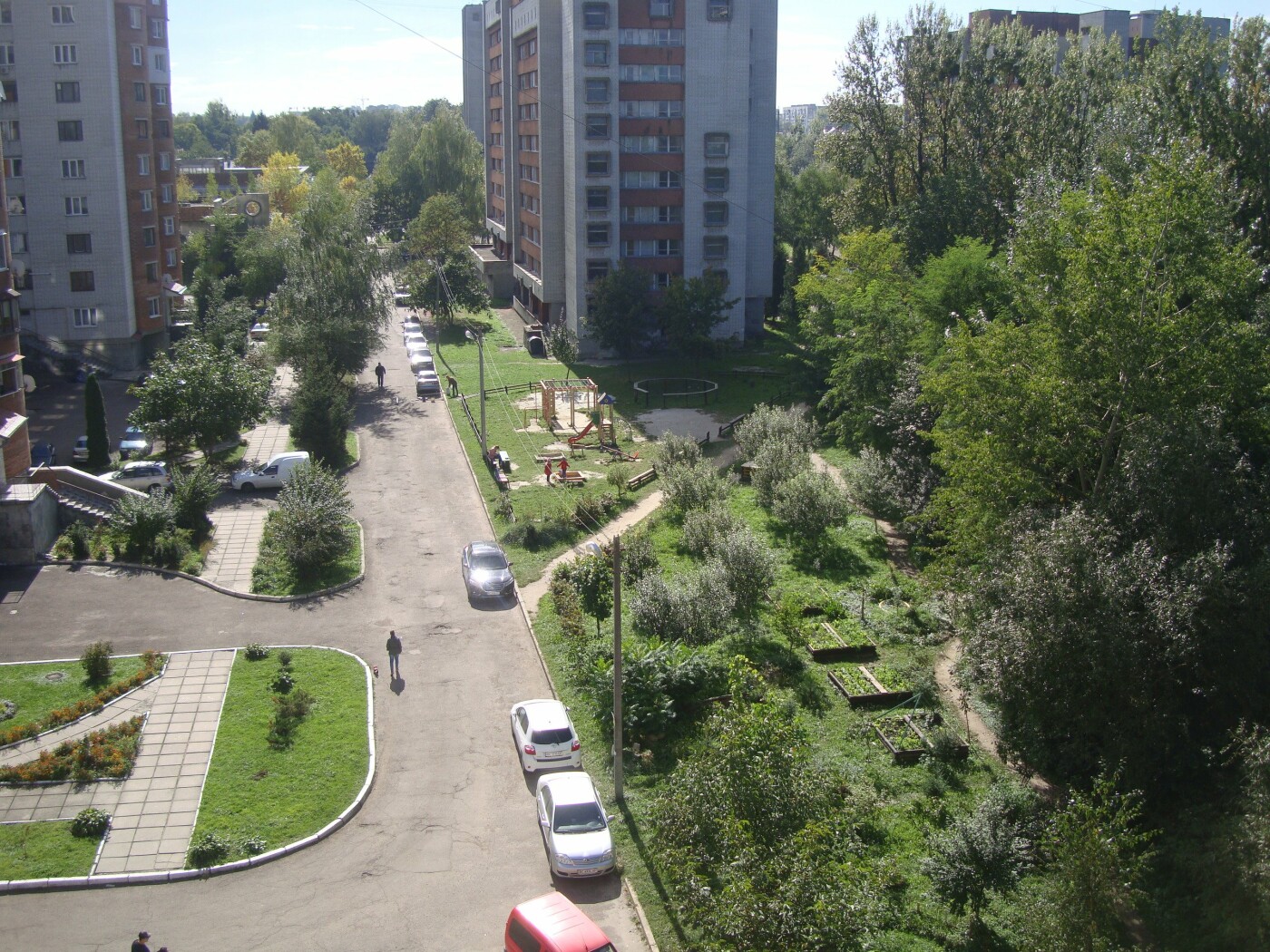 Мешканці взялися облагороджувати територію, Фото: Юрій Волощак