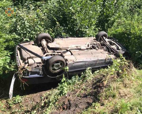 На Львівщині вилетів з траси та перекинувся «Мерседес», - ФОТО, фото-2, Фото: Головне управління ДСНС України у Львівській області