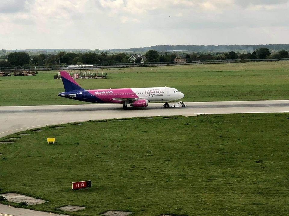 У Львові здійснив аварійну посадку літак Wizz Air зі 131 пасажиром на борту, - ФОТО