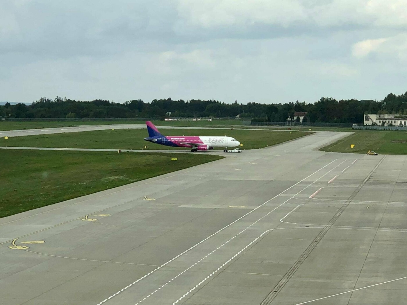 У Львові здійснив аварійну посадку літак Wizz Air зі 131 пасажиром на борту, - ФОТО, фото-1, Фото: Міжнародний аеропорт «Львів»