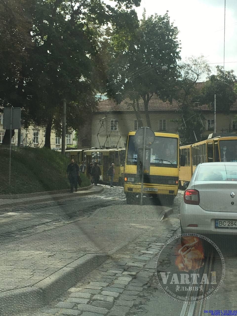 У центрі Львова у маршрутки відірвалися колеса, - ФОТО, фото-2, ото: Варта 1
