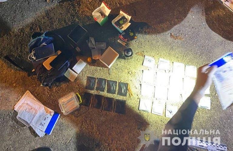 У Львові викрили зловмисників, які робили "закладки" наркотиків у парку, - ФОТО