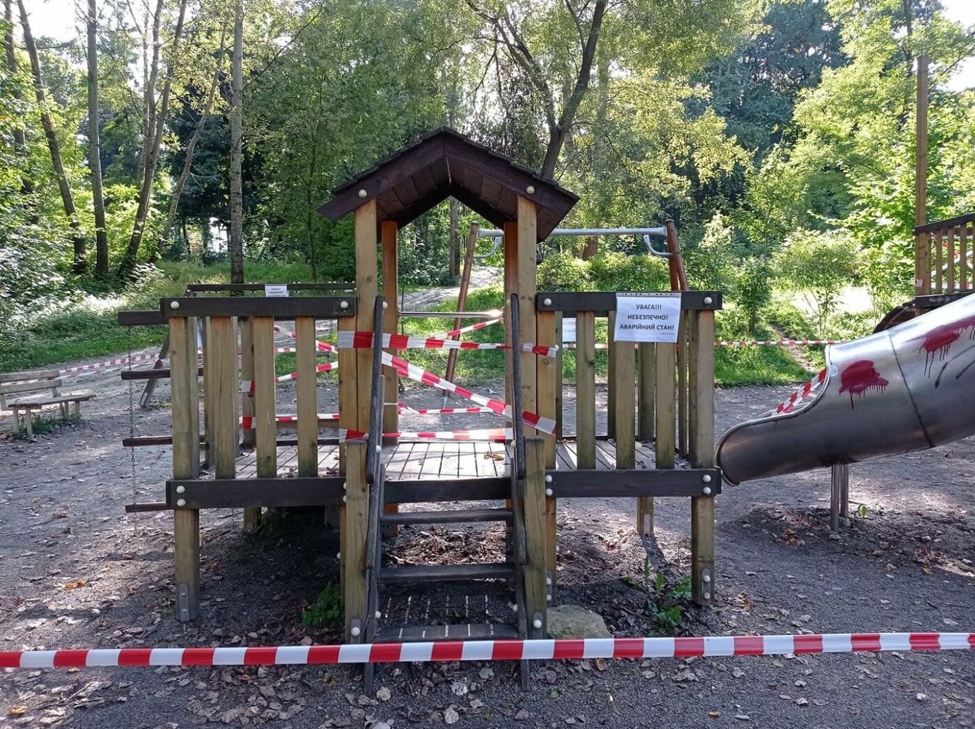 Львів’ян просять не користуватися дитмайданчиком у Парку культури через його аварійність, - ФОТО, фото-2