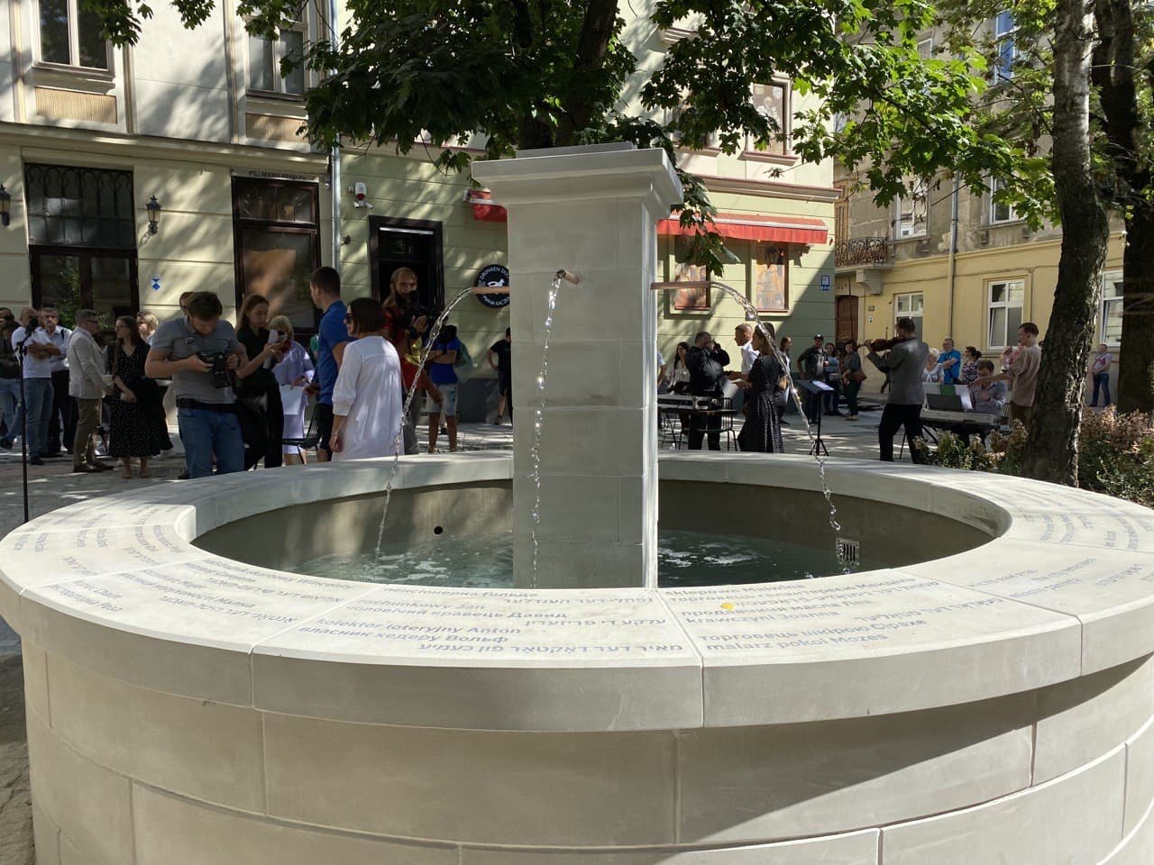Як у Львові відкрили оновлену площу Коліївщини з фонтаном, - ФОТО, ВІДЕО 