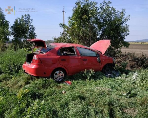 У Львівській області авто злетіло в кювет та перекинулося, - ФОТО