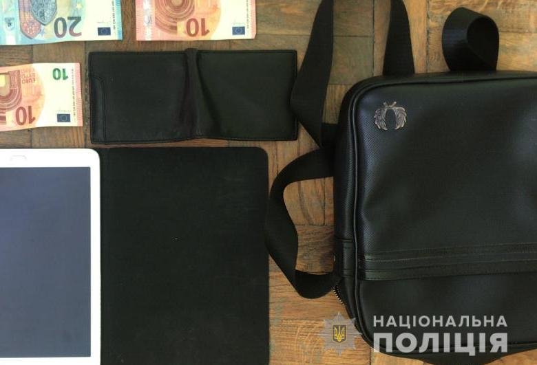 На Львівщині оперативники викрили зловмисника, причетного до крадіжки сумочки з грошима та документами в іноземця, Фото: пресслужби поліції Львівщини
