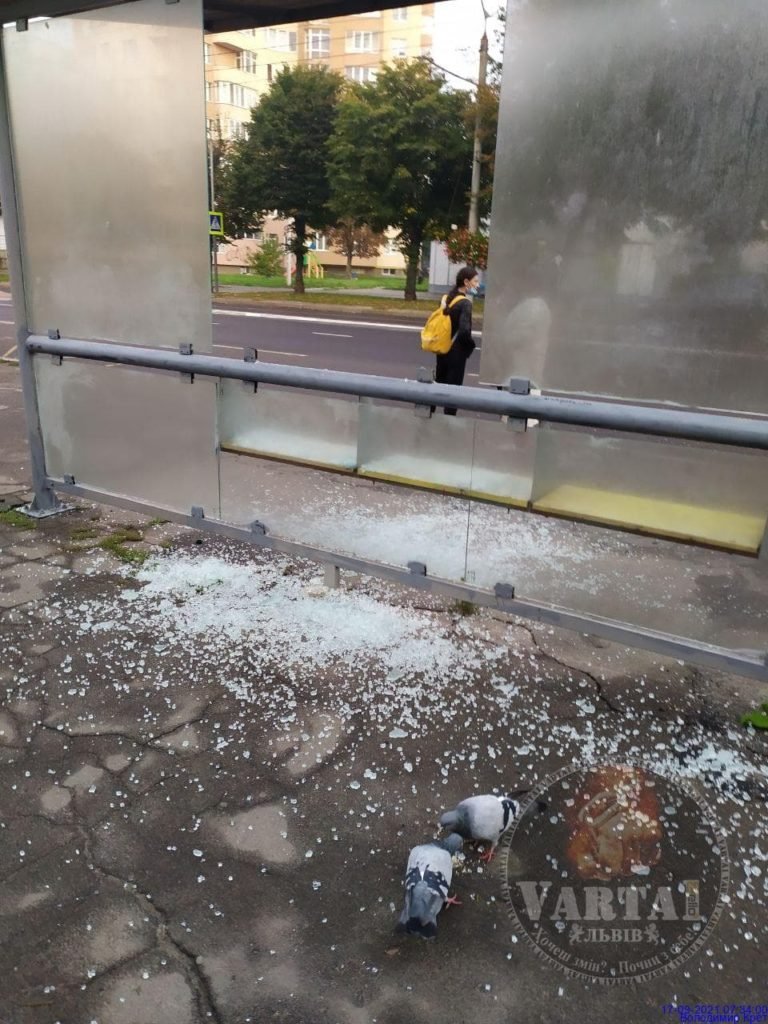 У Львові невідомі розтрощили зупинку на вул.  ЛюбінськійЛюб