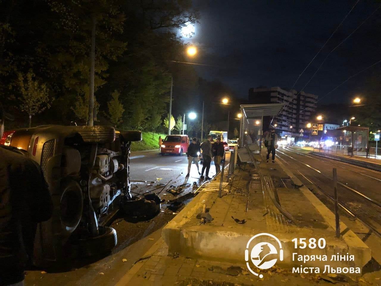 У Львові автомобіль врізався у трамвайну зупинку та перекинувся, - ФОТО, фото-2, Фото: 1580