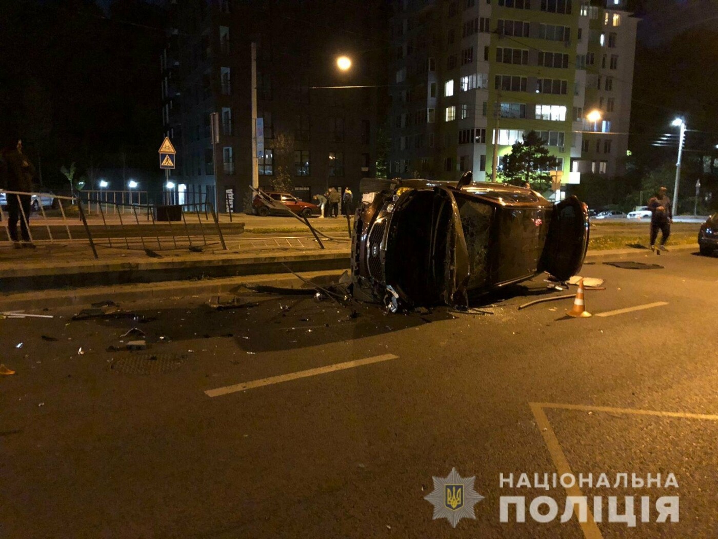 Деталі нічної ДТП на вулиці Стуса: розтрощена огорожа зупинки, двоє водіїв у лікарні