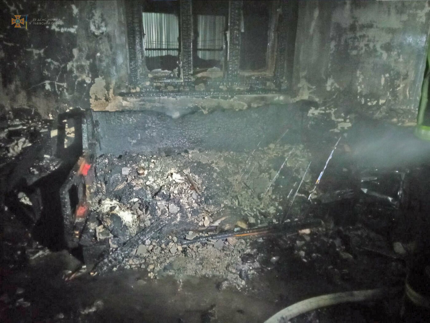 На Львівщині вогнеборці врятували жінку з палаючого будинку, - ФОТО