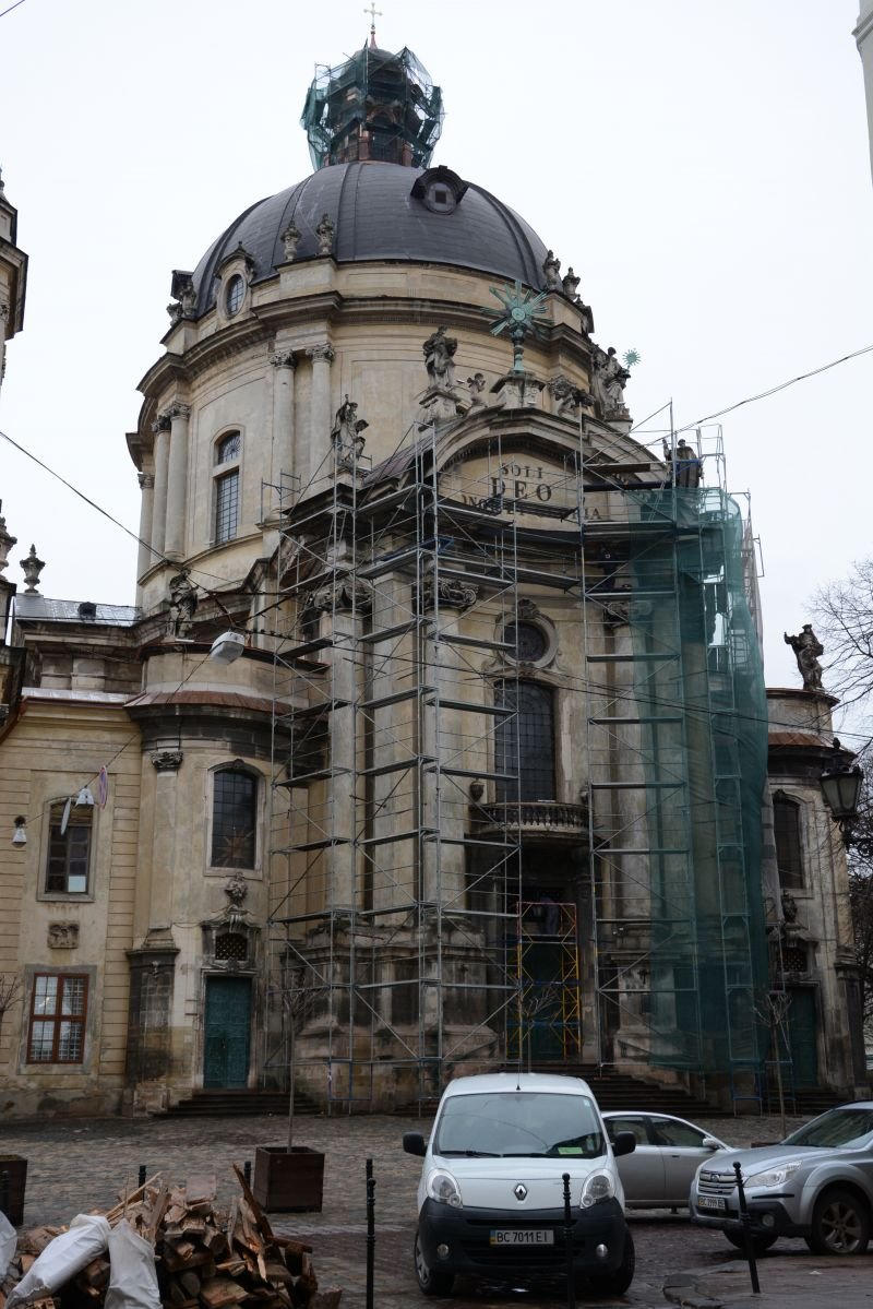У Львові із Домініканського собору демонтують амфори, які пошкодила блискавка