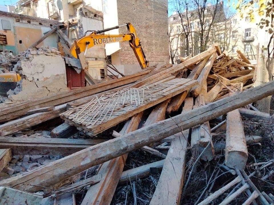 Замість вілли на вулиці Коновальця зведуть багатоповерхівку: пам’ятку вже розвалили, - ФОТО