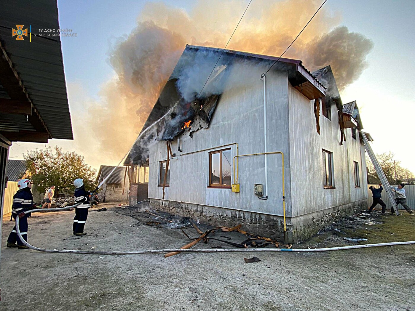 На Львівщині під час пожежі у житловому будинку потраждало 2 людей, - ФОТО