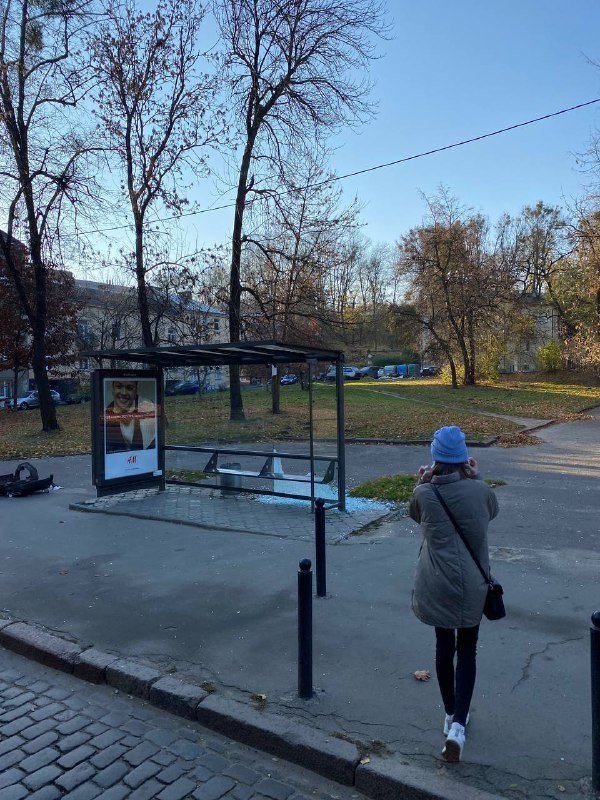 Біля Парку культури у Львові розтрощили зупинку громадського транспорту, - ФОТО 