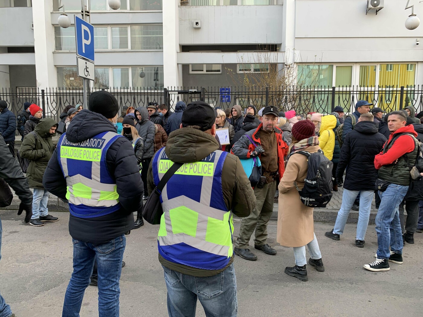 Під будівлею Галицького райсуду зібралися прихильники та противники Стахіва: що вимагають, - ФОТО, ВІДЕО