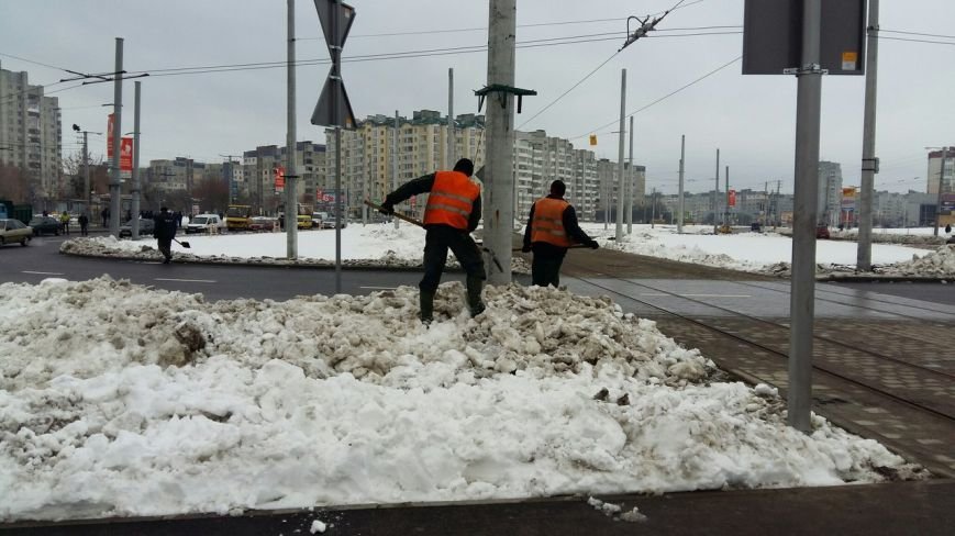 Комунальники розчищали сніг, Фото опублікували: 032.ua