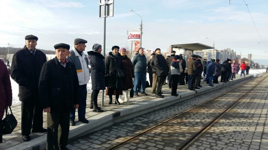 Жителі на кінцевій зупинці трамваю, Фото опублікували: 032.ua