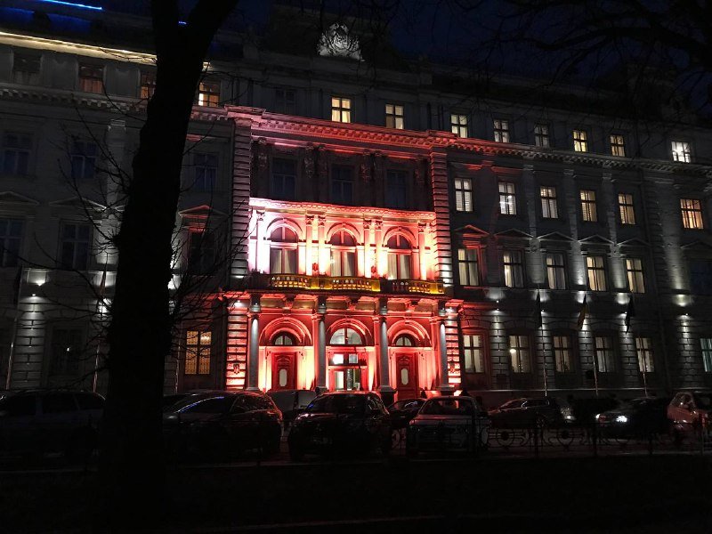 Будівлю Львівської ОДА підсвітили помаранчевим кольором, - ФОТО, ВІДЕО