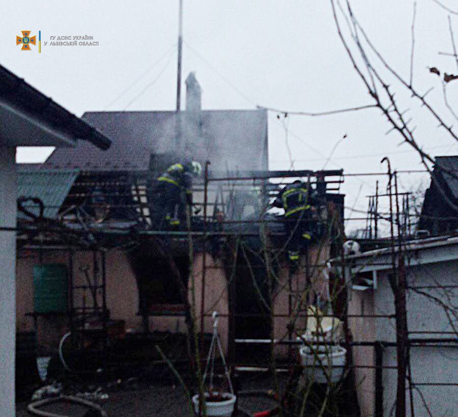 У Червонограді ледь не згоріли 4 будинки, - ФОТО