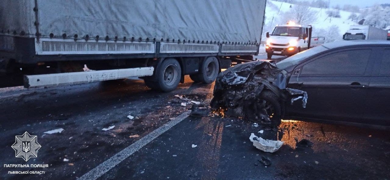 На Львівщині зіткнулась вантажівка з автомобілем: на трасі Київ-Чоп ускладнений рух, - ФОТО