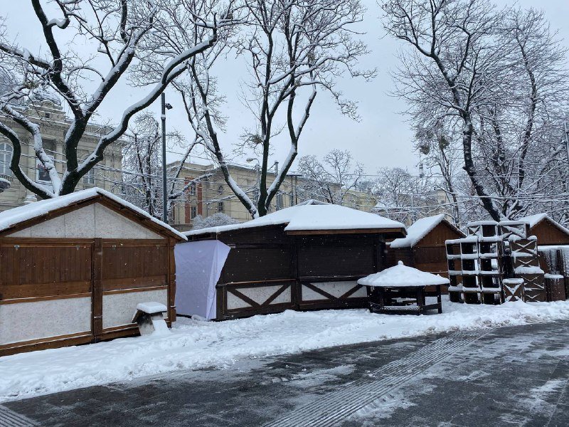 У Львові встановили Різдвяний ярмарок: який має вигляд та коли розпочне діяти, - ФОТО