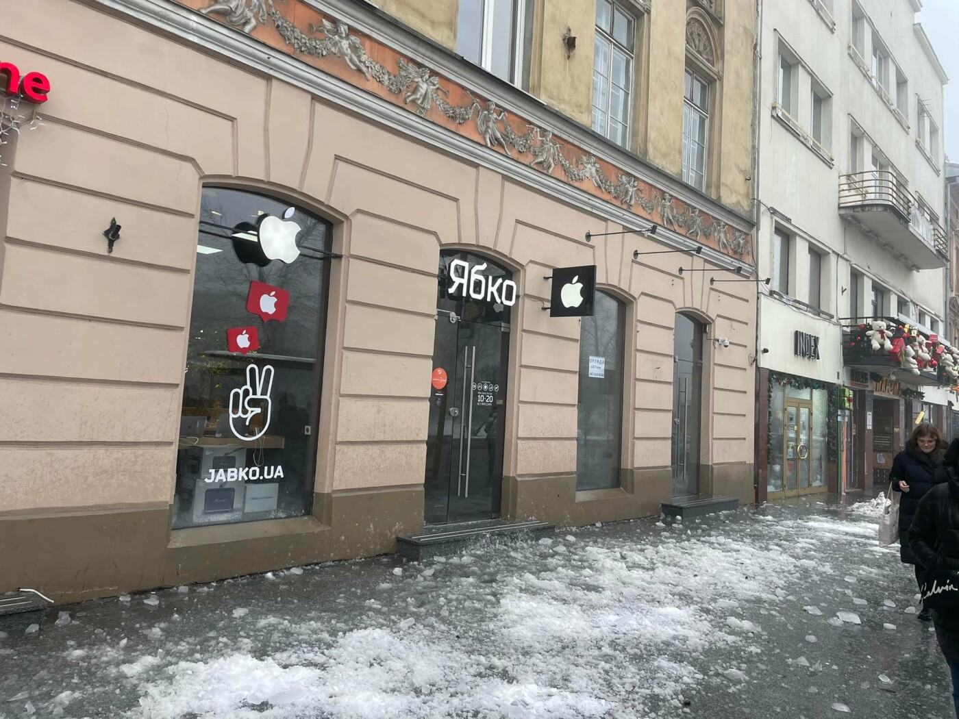 У Львові з дахів будинків падають брили, - ФОТО