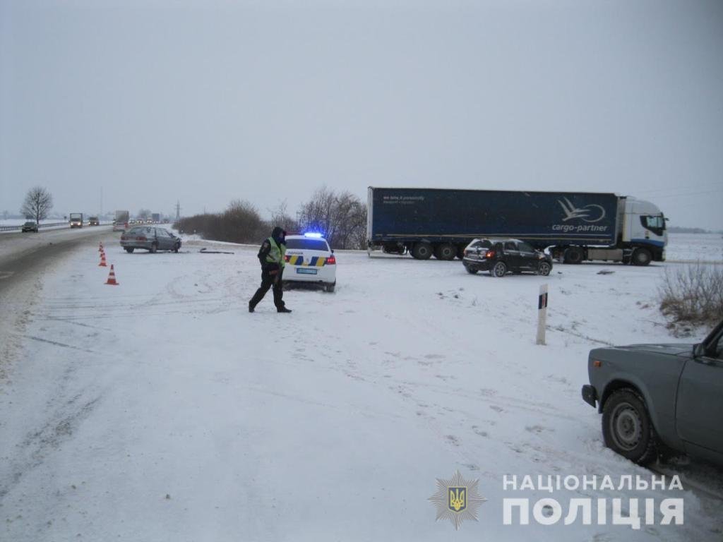 На Львівщині вантажівка зіткнулася з легковиком: постраждало четверо осіб, - ФОТО