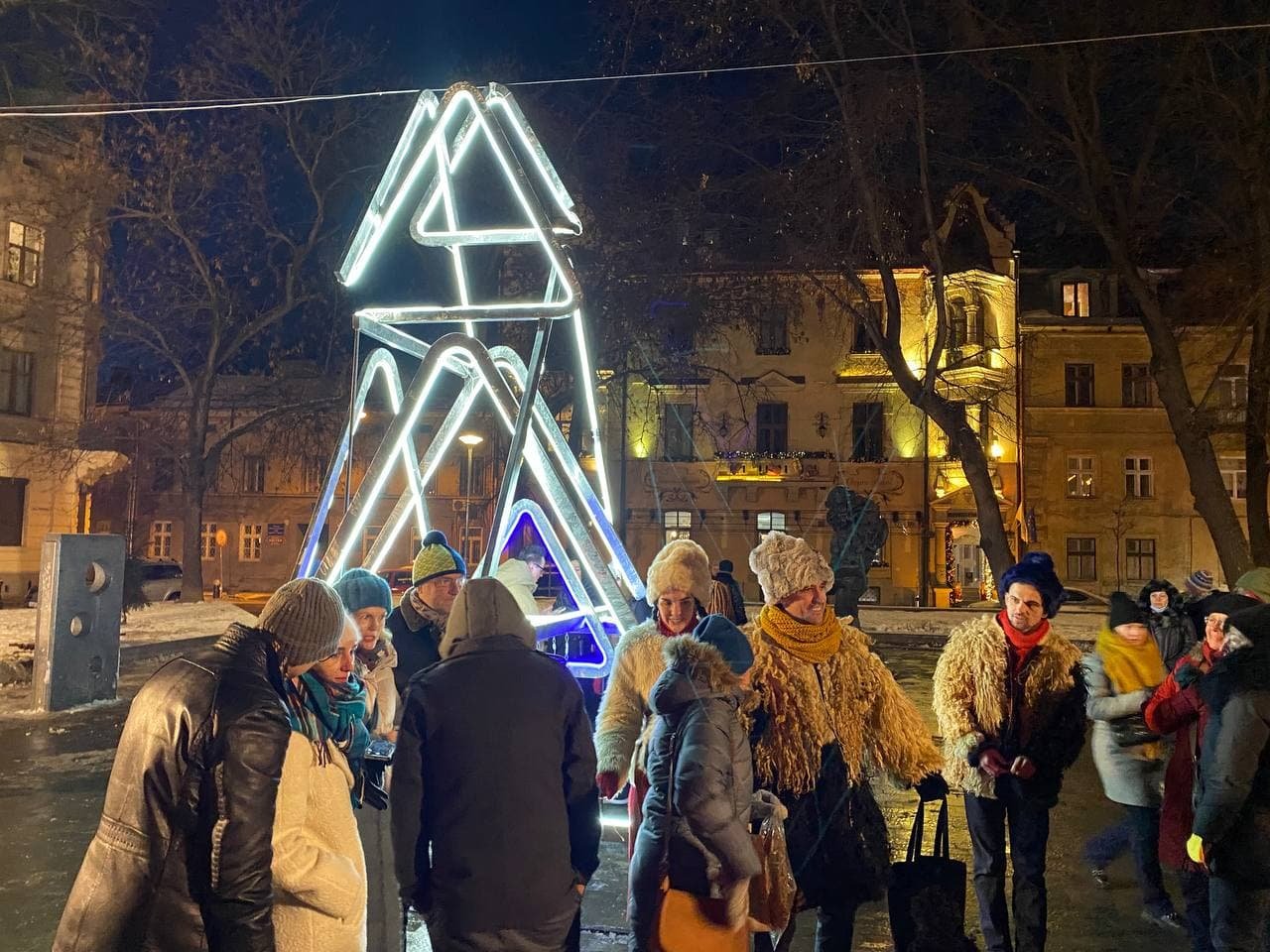 Як у Львові колядували на площі Маланюка з етно-гуртом 