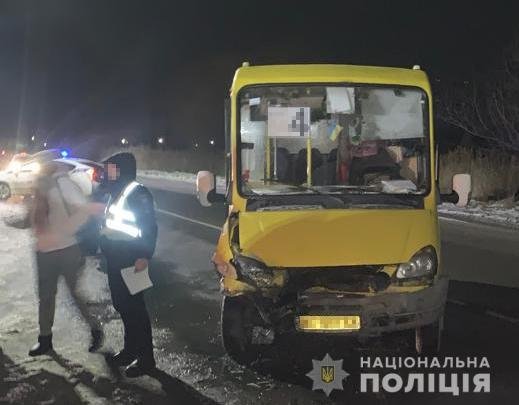 У Червонограді неповнолітній водій скоїв ДТП з маршруткою, у якій були пасажири, - ФОТО