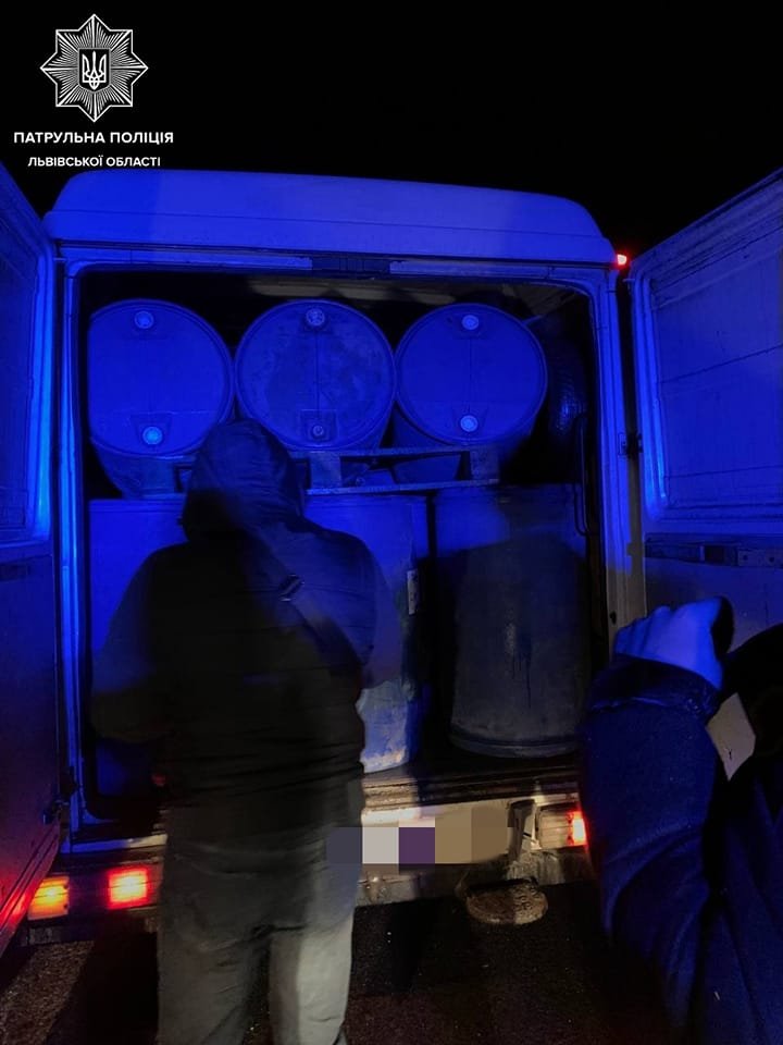 Замість пошти - цистерни з алкоголем: поблизу Городка затримали водія-порушника, - ФОТО