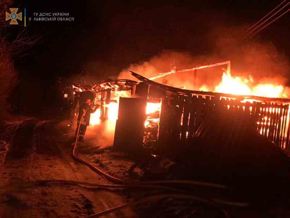 На Самбірщині повністю згоріло приміщення, де зберігали дрова, - ФОТО