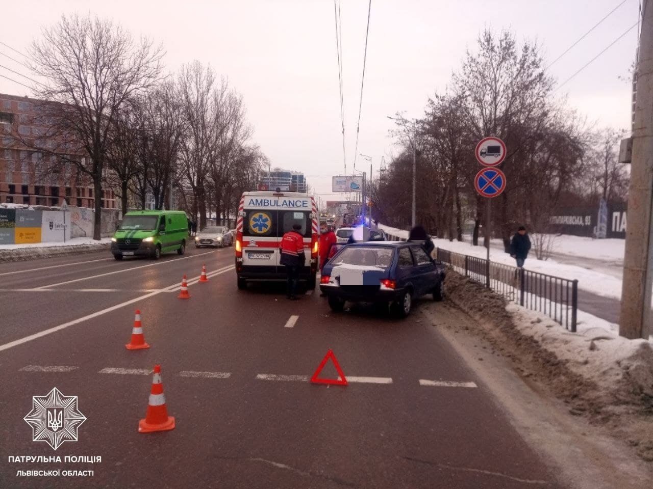 У Львові на перехресті водій ВАЗ збив на пішоході жінку: відео моменту ДТП