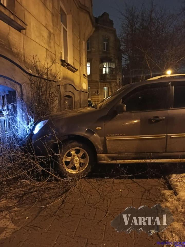 У Львові водійка в’їхала в будинок та втекла, - ФОТО, ВІДЕО