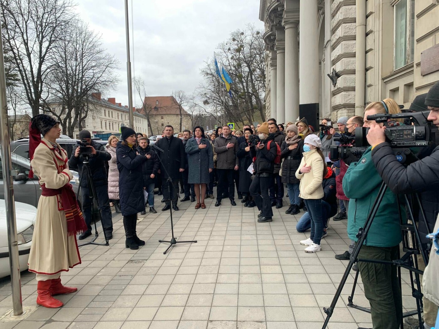 У Львові урочисто підняли Кримськотатарський прапор та Державний Прапор України