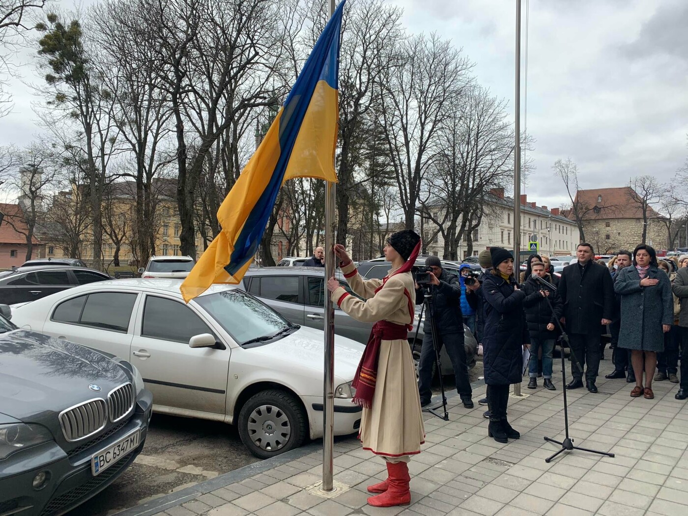 У Львові урочисто підняли Кримськотатарський прапор та Державний Прапор України