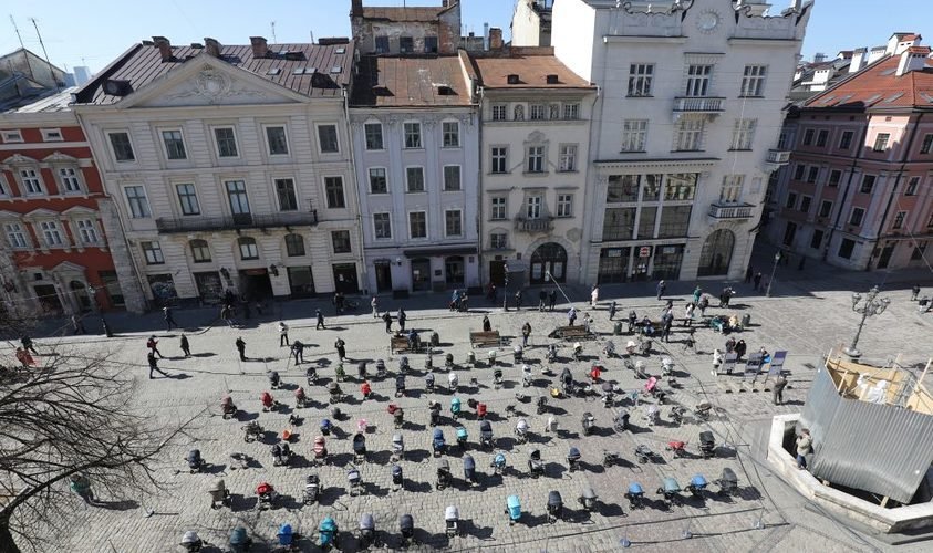 На площі Ринок поставили 109 дитячих візочків