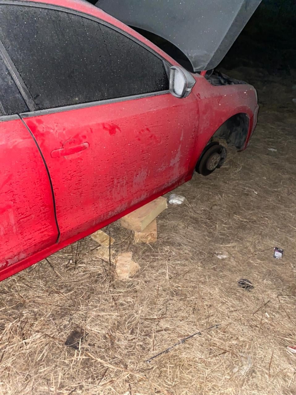 На Львівщині поліцейські затримали трьох чоловіків, підозрюваних у крадіжці деталей з автомобіля