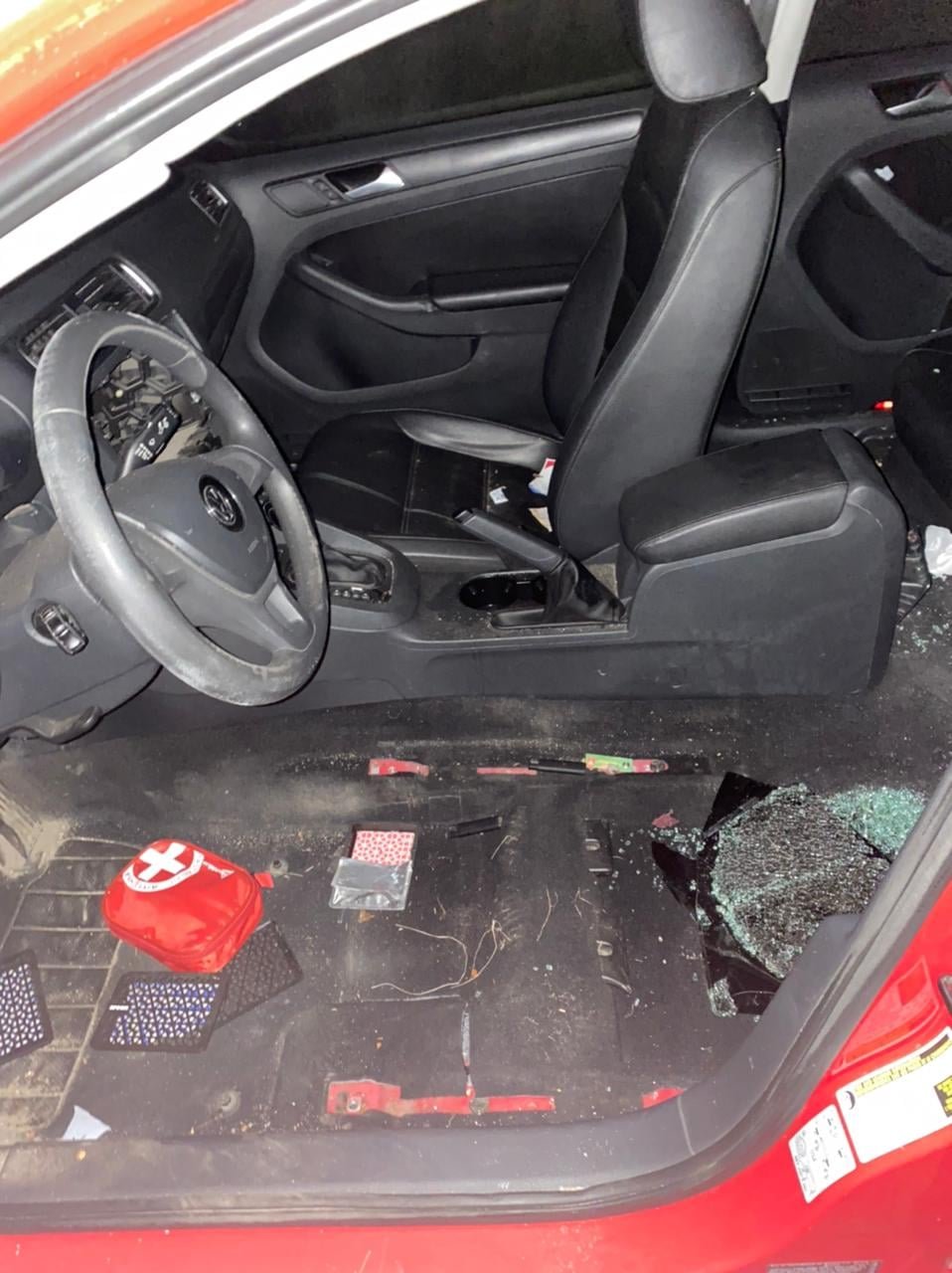 На Львівщині поліцейські затримали трьох чоловіків, підозрюваних у крадіжці деталей з автомобіля