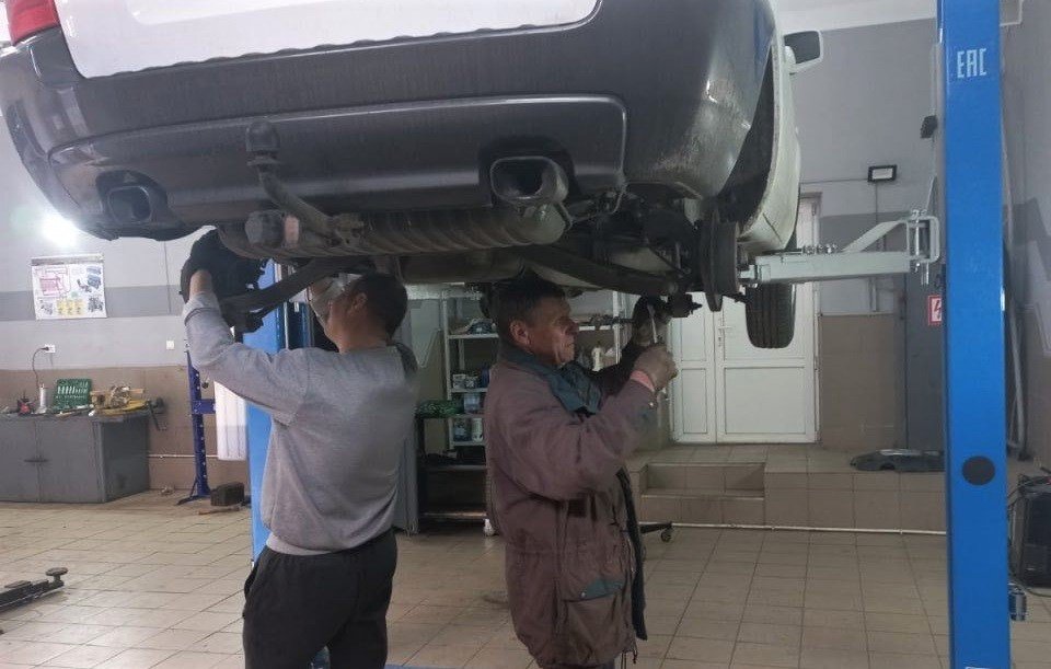 Львівські училища безкоштовно ремонтують автомобілі для військових і волонтерів
