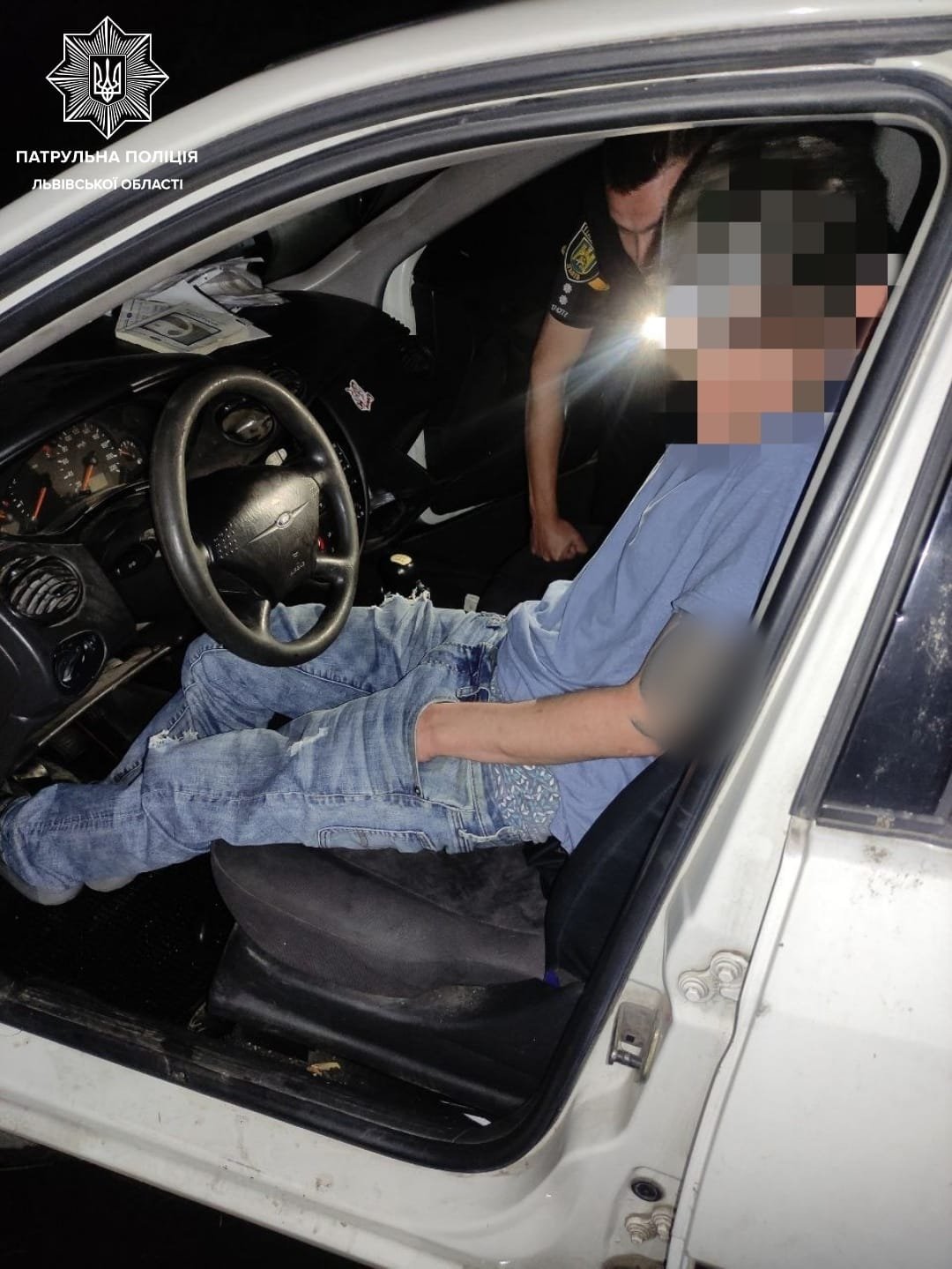 Заснув за кермом: у Львові нетверезий водій скоїв ДТП на очах у патрульних, - ФОТО