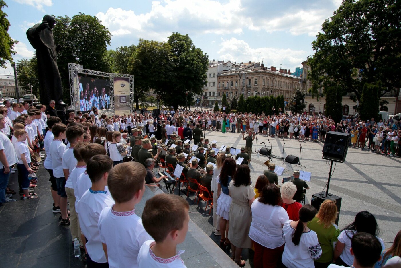 Головна локація - у Львові: українці у 47 країнах одночасно заспівали "Ой, у лузі червона калина"