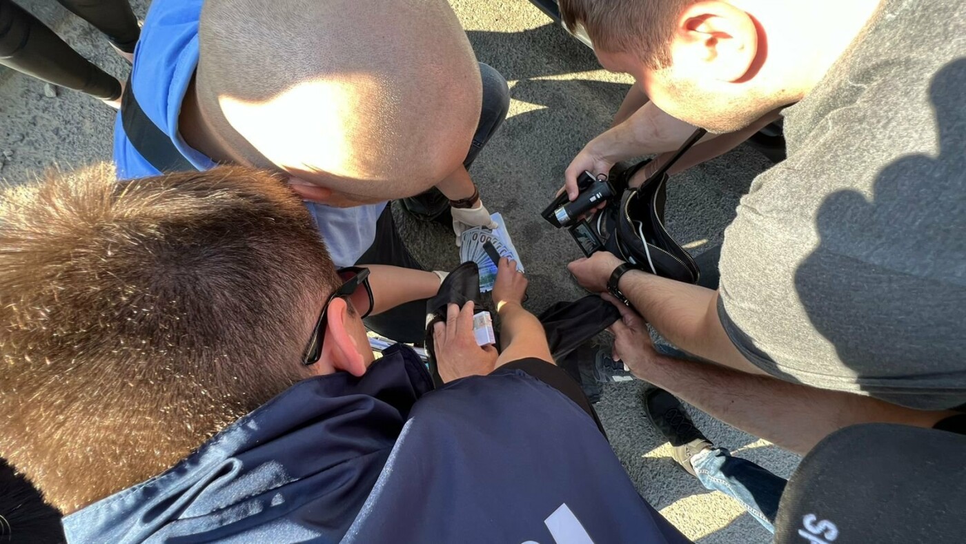 На Львівщині затримали жінку, що незаконно переправляла чоловіків за кордон 